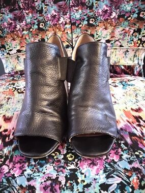 Corso Como Women’s Size 7 Black Leather Peep-Toe 3 Inch Heels Shoes